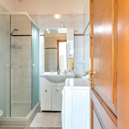 Wonderful Flat With Swimming Pool, Lift And Garden Apartment