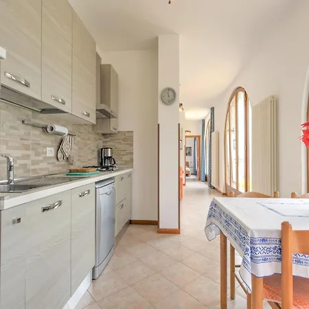 Wonderful Flat With Swimming Pool, Lift And Garden Apartment *
