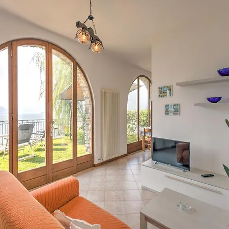 Wonderful Flat With Swimming Pool, Lift And Garden * Gravedona