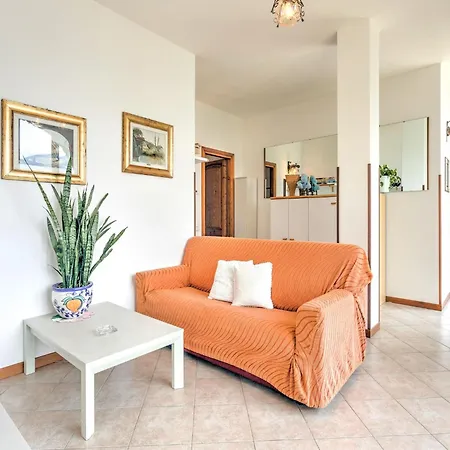 Apartment Wonderful Flat With Swimming Pool, Lift And Garden